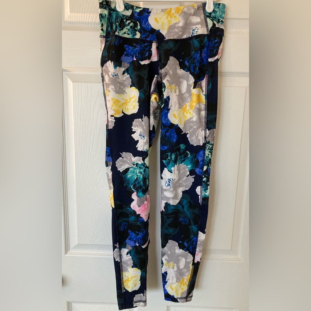 Old Navy active floral workout pants Size M